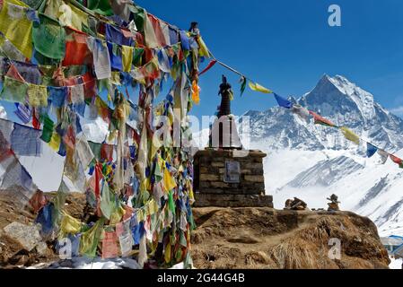 Buddhistische Gebetsfahnen über dem Annapurna Basislager, Nepal, Himalaya, Asien. Stockfoto