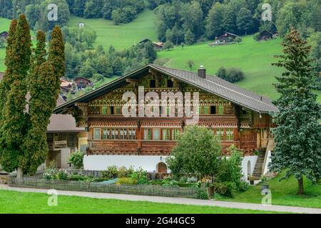 Altes Bauernhaus mit Schnitzereien, Malerei und Hüttengarten, Knuttihaus, Därstetten, Simmental, Berner Alpen, Bern, Schweiz Stockfoto