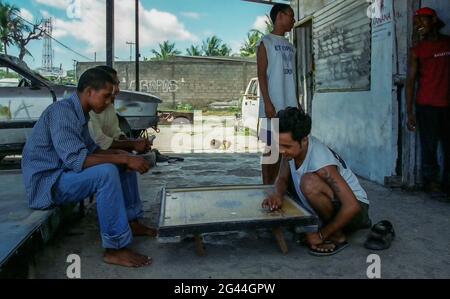 20. Mai 2002-Dili, Timor-Leste-in Diese Fotos entstanden am 7. Tag der Unabhängigkeit und dem Leben der Timoren in Dili und im Dorf Atambua. Timoresische Jugendliche spielen in Dili, Timor-Leste. Stockfoto