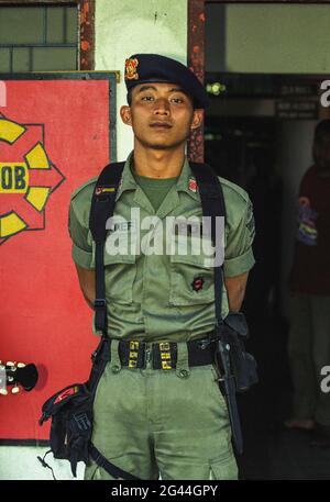 20. Mai 2002-Motaain, Indonesien-in Diese Fotos wurden am 7. Mai in Dili und im Dorf Atambua aufgenommen.die indonesische Brimob(Polizei) wacht über ihre Station im Grenzdorf Motaain, Indonesien. Stockfoto