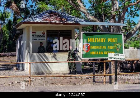 20. Mai 2002-Motaain, Indonesien-in Diese Fotos wurden am 7. Tag der Unabhängigkeit und im Timoresischen Alltag in Dili und im Dorf Atambua aufgenommen. Die indonesische Armee bewacht ihren Posten im Grenzdorf Motaain in Indonesien. Stockfoto