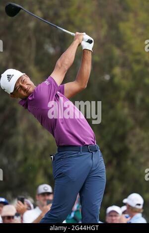 San Diego, USA. Juni 2021. Xander Schauffele trifft seinen Abschlag auf das 14. Loch während der zweiten Runde der U.S. Open Championship 2021 im Golf auf dem Torrey Pines Golf Course in San Diego, Kalifornien, USA am 18. Juni 2021. Kredit: J.D. Gutschrift: Aflo Co. Ltd./Alamy Live Nachrichten Stockfoto