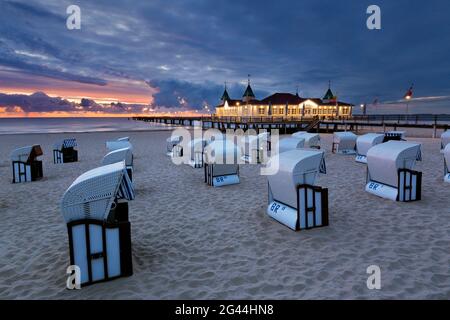 Pier am Strand von Ahlbeck, Usedom, Ostsee, Mecklenburg-Vorpommern, Deutschland Stockfoto