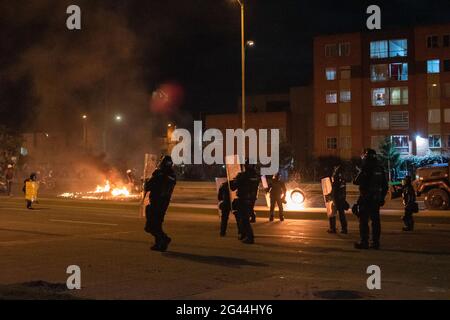 Bogota, Kolumbien. Juni 2021. Die kolumbianischen Beamten der Bereitschaftspolizei (ESMAD) stehen auf einem gepanzerten Lastwagen, als sich in der Nacht des 17. Juni 2021 in Bogota, Kolumbien, die Zusammenstöße zwischen Demonstranten und der kolumbianischen Bereitschaftspolizei (ESMAD) eskalierten, während regierungsfeindliche Proteste gegen die Polizeibrutalität und die Regierung von Präsident Ivan Duque stattfanden. Kredit: Long Visual Press/Alamy Live Nachrichten Stockfoto