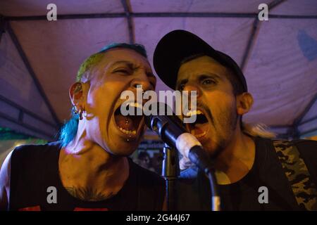 Bogota, Kolumbien. Juni 2021. Punk-Bands treten während eines Punk-Rock-Konzerts auf und werden von regierungsfeindlichen Protesten gegen Präsident Ivan Duque, Ungleichheiten und Unruhen, die durch Polizeibrutalität verursacht werden, bewundert. Am 17. Juni 2021 in Bogota, Kolumbien. Kredit: Long Visual Press/Alamy Live Nachrichten Stockfoto