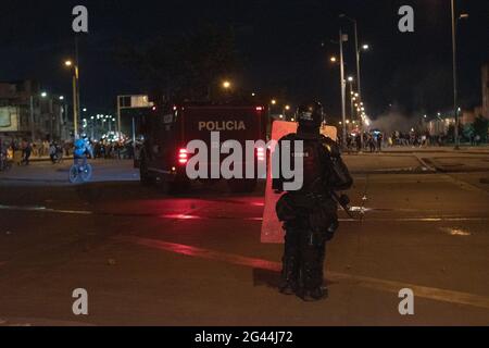 Bogota, Kolumbien. Juni 2021. Die kolumbianischen Beamten der Bereitschaftspolizei (ESMAD) stehen auf einem gepanzerten Lastwagen, als sich in der Nacht des 17. Juni 2021 in Bogota, Kolumbien, die Zusammenstöße zwischen Demonstranten und der kolumbianischen Bereitschaftspolizei (ESMAD) eskalierten, während regierungsfeindliche Proteste gegen die Polizeibrutalität und die Regierung von Präsident Ivan Duque stattfanden. Kredit: Long Visual Press/Alamy Live Nachrichten Stockfoto