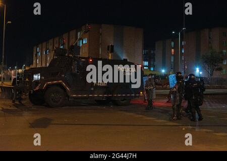 Bogota, Kolumbien. Juni 2021. Die kolumbianischen Beamten der Bereitschaftspolizei (ESMAD) stehen auf einem gepanzerten Lastwagen, als sich in der Nacht des 17. Juni 2021 in Bogota, Kolumbien, die Zusammenstöße zwischen Demonstranten und der kolumbianischen Bereitschaftspolizei (ESMAD) eskalierten, während regierungsfeindliche Proteste gegen die Polizeibrutalität und die Regierung von Präsident Ivan Duque stattfanden. Kredit: Long Visual Press/Alamy Live Nachrichten Stockfoto