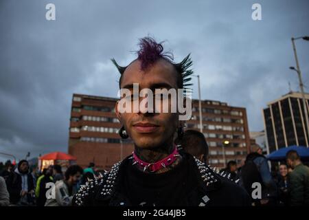 Bogota, Kolumbien. Juni 2021. Ein Porträt eines Demonstranten als Punk-Rock-Konzert wird zu bewunderten regierungsfeindlichen Protesten gegen Präsident Ivan Duque, Ungleichheiten und Unruhen durch Polizeibrutalität gemacht. Am 17. Juni 2021 in Bogota, Kolumbien. Kredit: Long Visual Press/Alamy Live Nachrichten Stockfoto