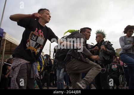 Bogota, Kolumbien. Juni 2021. Demonstranten nehmen an einem Moshpit Teil, während ein Punkrock-Konzert zu bewunderten regierungsfeindlichen Protesten gegen Präsident Ivan Duque, Ungleichheiten und Unruhen aufgrund von Polizeibrutalität gemacht wird. Am 17. Juni 2021 in Bogota, Kolumbien. Kredit: Long Visual Press/Alamy Live Nachrichten Stockfoto