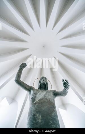 Skulptur in der expressionistischen Garnisonskirche des Hl. Johann Baptist, Neu-Ulm, Bayern, Deutschland Stockfoto