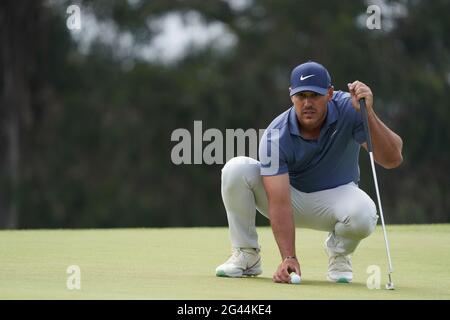 San Diego, USA. Juni 2021. Brooks Keopka auf dem 13. Green während der zweiten Runde der U.S. Open Championship 2021 im Golf auf dem Torrey Pines Golf Course in San Diego, Kalifornien, USA am 18. Juni 2021. Kredit: J.D. Gutschrift: Aflo Co. Ltd./Alamy Live Nachrichten Stockfoto