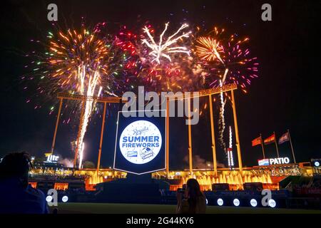 Kansas City, USA. Juni 2021. Feuerwerke unterhalten Fans, nachdem die Kansas City Royals am Freitag, den 18. Juni 2021, die Boston Red Sox im Kaufman Stadium in Kansas City, Missouri, besiegt haben. Foto von Kyle Rivas/UPI Credit: UPI/Alamy Live News Stockfoto