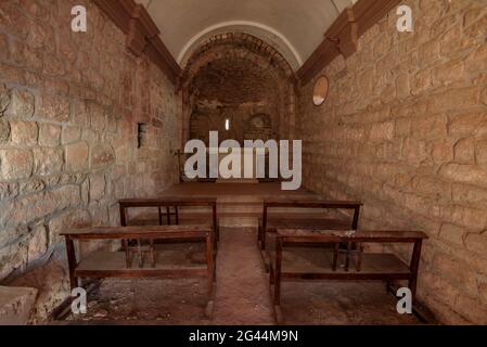 Innenraum der Einsiedelei von Sant Pere Sacama, in der Nähe von Olesa de Montserrat (Baix Llobregat, Barcelona, Katalonien, Spanien) Stockfoto