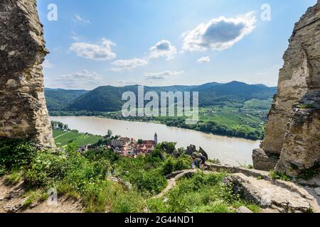 Blick von der Ruine Dürnstein auf Dürnstein und das Donautal, Wachau, Niederösterreich, Österreich Stockfoto
