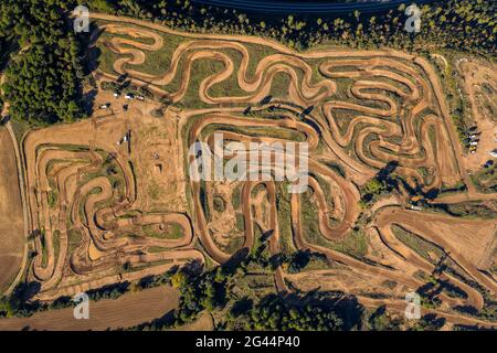 Luftaufnahme der Cal Teuler Motocross-Strecke, mit den Kurven der Gleise (Bages, Barcelona, Katalonien, Spanien) Stockfoto