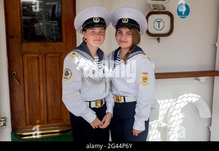 Russland, Wladiwostok, 07/28/2018. Porträt von zwei jungen schönen Damen Matrosen in offizieller Marine-Uniform auf dem Deck der SA Stockfoto