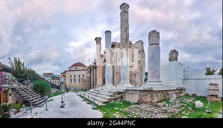 Ruinen von Säulen in der Bibliothek von Hadrian, Athen, Griechenland Stockfoto