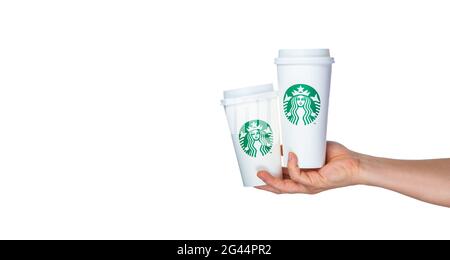 Chiang Mai, Thailand - 16. März 2019 - EINE Männerhand hält Venti und Grande Starbucks nehmen Tassen mit ihrem Logo auf weißem Hintergrund in Chian mit nach Hause Stockfoto