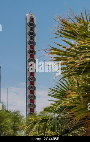 Das höchste Thermometer der Welt in Baker, Kalifornien Stockfoto