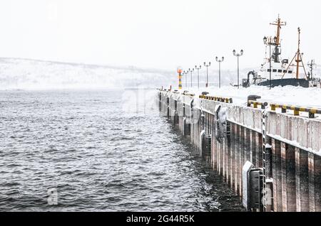 Blick auf den Hafen in Murmansk, Russland Stockfoto