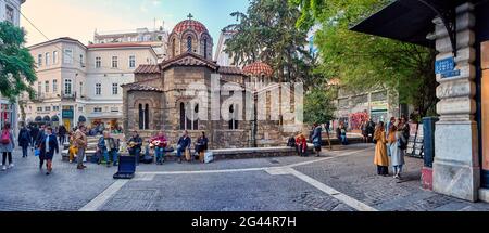 Kirche der Himmelfahrt der Jungfrau Maria und Stadtplatz, Athen, Griechenland Stockfoto