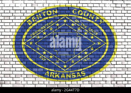 Flagge von Benton County, Arkansas auf Ziegelmauer gemalt Stockfoto