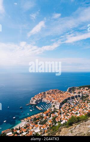 Luftaufnahme von oben auf die Altstadt von Dubrovnik, von der Aussichtsplattform auf dem Berg über der Stadt. Filmposition. Die Aussicht Stockfoto