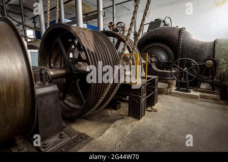 Industriestadt Sedó. Turbinenraum mit hydraulischem Antriebssystem (Esparreguera, Barcelona, Katalonien, Spanien) Stockfoto