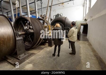 Industriestadt Sedó. Turbinenraum mit hydraulischem Antriebssystem (Esparreguera, Barcelona, Katalonien, Spanien) Stockfoto