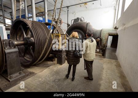 Industriestadt Sedó. Turbinenraum mit hydraulischem Antriebssystem (Esparreguera, Barcelona, Katalonien, Spanien) Stockfoto