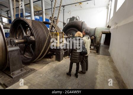 Industriestadt Sedó. Turbinenraum mit hydraulischem Antriebssystem (Esparreguera, Barcelona, Katalonien, Spanien) Stockfoto