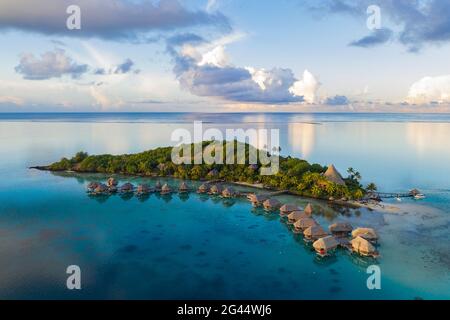 Luftbild des Sofitel Bora Bora Private Island Resort mit Überwasser-Bungalows in der Lagune von Bora Bora bei Sonnenaufgang, Vaitape, Bora Bora, Leeward Islands, F Stockfoto