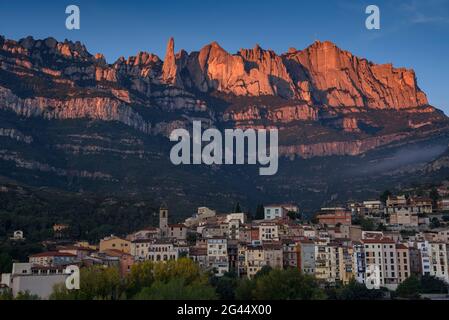 Sonnenaufgang in der Stadt Monistrol de Montserrat, mit dem Berg Montserrat im Hintergrund (Barcelona, Katalonien, Spanien) Stockfoto