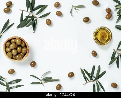 Set aus Oliven und Olivenöl auf weißem Hintergrund Stockfoto
