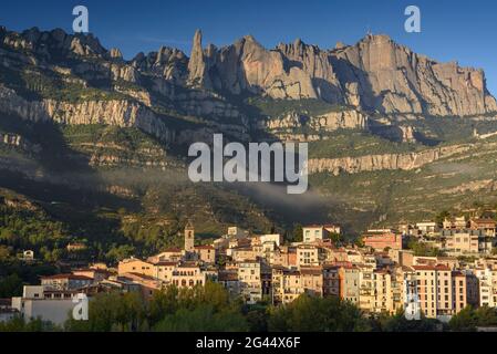 Sonnenaufgang in der Stadt Monistrol de Montserrat, mit dem Berg Montserrat im Hintergrund (Barcelona, Katalonien, Spanien) Stockfoto