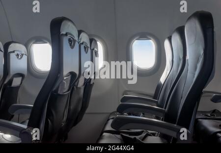 Schöne Kabine Innenraum des Passagierflugzeugs, mit leeren Reihen von Economy-Klasse Stühle oder Lehnstühle. Stockfoto