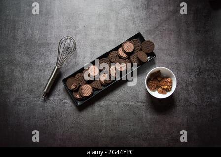 Cookies auf einem schwarzen Tablett mit selektivem Fokus. Draufsicht. Stockfoto