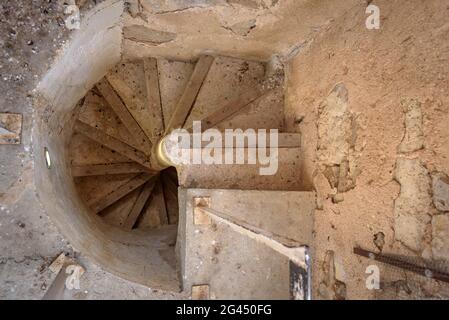 Besuch eines der Räume der Schlacht von Ebro. Kirche des Poble Vell (Altstadt) von Corbera d'Ebre, während des Spanischen Bürgerkrieges zerstört (Spanien) Stockfoto