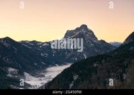 Sonnenuntergang über Johnsbach, Admonter Kaibling, Sparafeld und Admonter Reichenstein (von links) im Hintergrund. Stockfoto