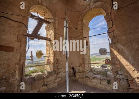 Besuch eines der Räume der Schlacht von Ebro. Kirche des Poble Vell (Altstadt) von Corbera d'Ebre, während des Spanischen Bürgerkrieges zerstört (Spanien) Stockfoto