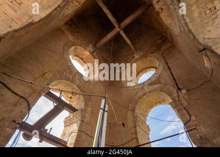 Besuch eines der Räume der Schlacht von Ebro. Kirche des Poble Vell (Altstadt) von Corbera d'Ebre, während des Spanischen Bürgerkrieges zerstört (Spanien) Stockfoto