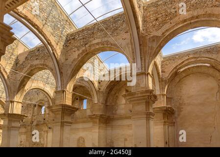 Besuch eines der Räume der Schlacht von Ebro. Kirche des Poble Vell (Altstadt) von Corbera d'Ebre, während des Spanischen Bürgerkrieges zerstört (Spanien) Stockfoto