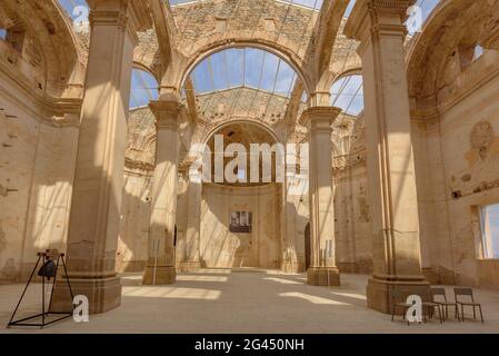 Besuch eines der Räume der Schlacht von Ebro. Kirche des Poble Vell (Altstadt) von Corbera d'Ebre, während des Spanischen Bürgerkrieges zerstört (Spanien) Stockfoto