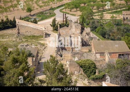 Besuch eines der Räume der Schlacht von Ebro. Poble Vell (Altstadt) von Corbera d'Ebre, während des Spanischen Bürgerkrieges zerstört (Terra Alta, Tarragona) Stockfoto