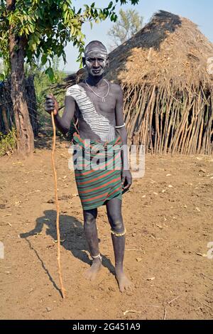 Äthiopien; Region der südlichen Nationen; Mago-Nationalpark; unterer Omo-Fluss; junger Mann aus dem Mursi-Volk; Stockfoto