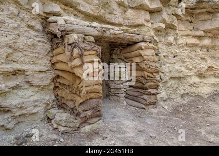 Besuch eines der Räume der Schlacht von Ebro. Graben von Les Devees geborgen (Terra Alta, Tarragona, Katalonien, Spanien) Stockfoto