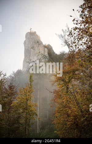 Markant spitz zulaufende Felsen über Beuron im Nebelmeer, Naturpark Oberes Donautal, Donau, Deutschland Stockfoto