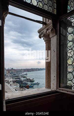 Blick aus dem Fenster des Dogenpalastes auf die Lagune von Venedig, Palazzo Ducale, San Marco, Venedig, Venetien, Italien, Europa Stockfoto