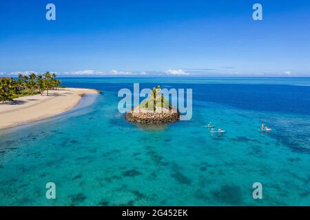 Luftaufnahme der Familie, die Wassersport-Aktivitäten neben der kleinen Barriere-Insel im Six Senses Fiji Resort, Malolo Island, Mamanuca Group, Fidschi Isl Stockfoto