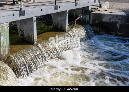 Rideau Canal Locks in Ottawa, Kanada. Nahaufnahme von fließendem Wasser Stockfoto